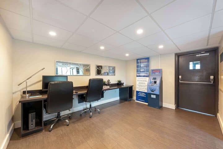 Business Center 32 of 34